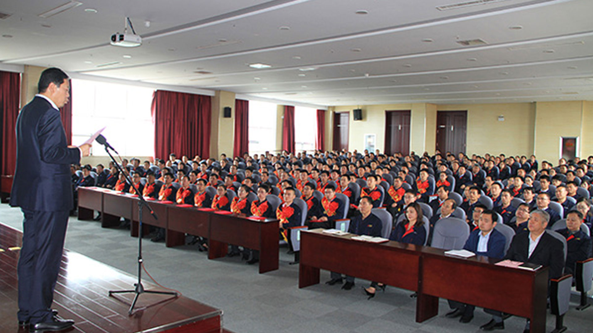 <strong>2018年5月5日，山東浩信集團有限公司第八屆“五一”勞動模范表彰大會在集團辦公大樓六樓報告廳隆重舉行。</strong>